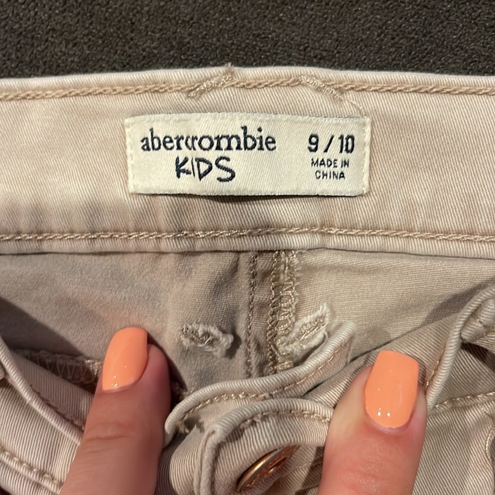Abercrombie kids 9/10 khaki shorts - Picture 2 of 3